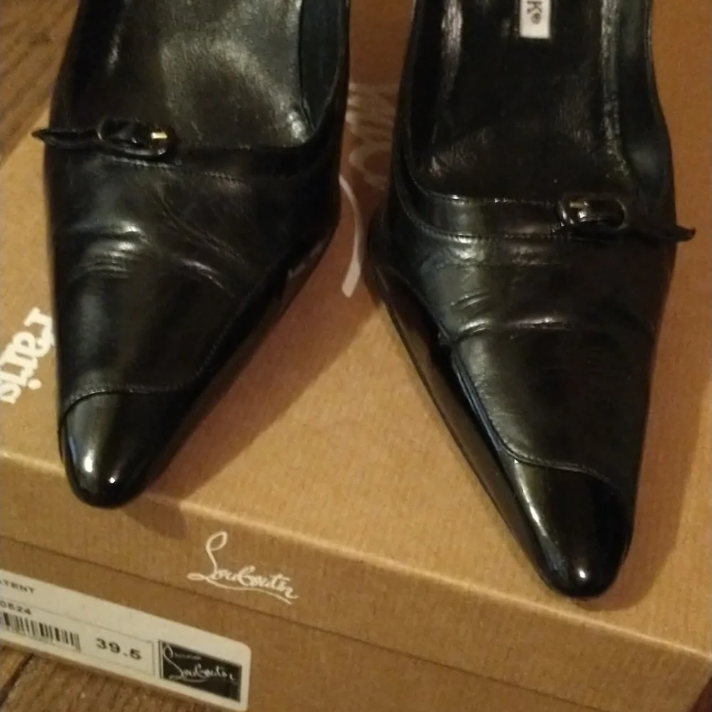 Manolo Blahnik Patent + Kid Leather High Heels Leg Elongating Pointed Toe Boxes